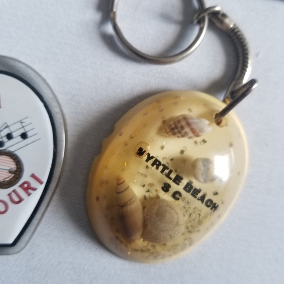Vintage Keychains.Canada,Shells,Countries etc. - Picture 3 of 5